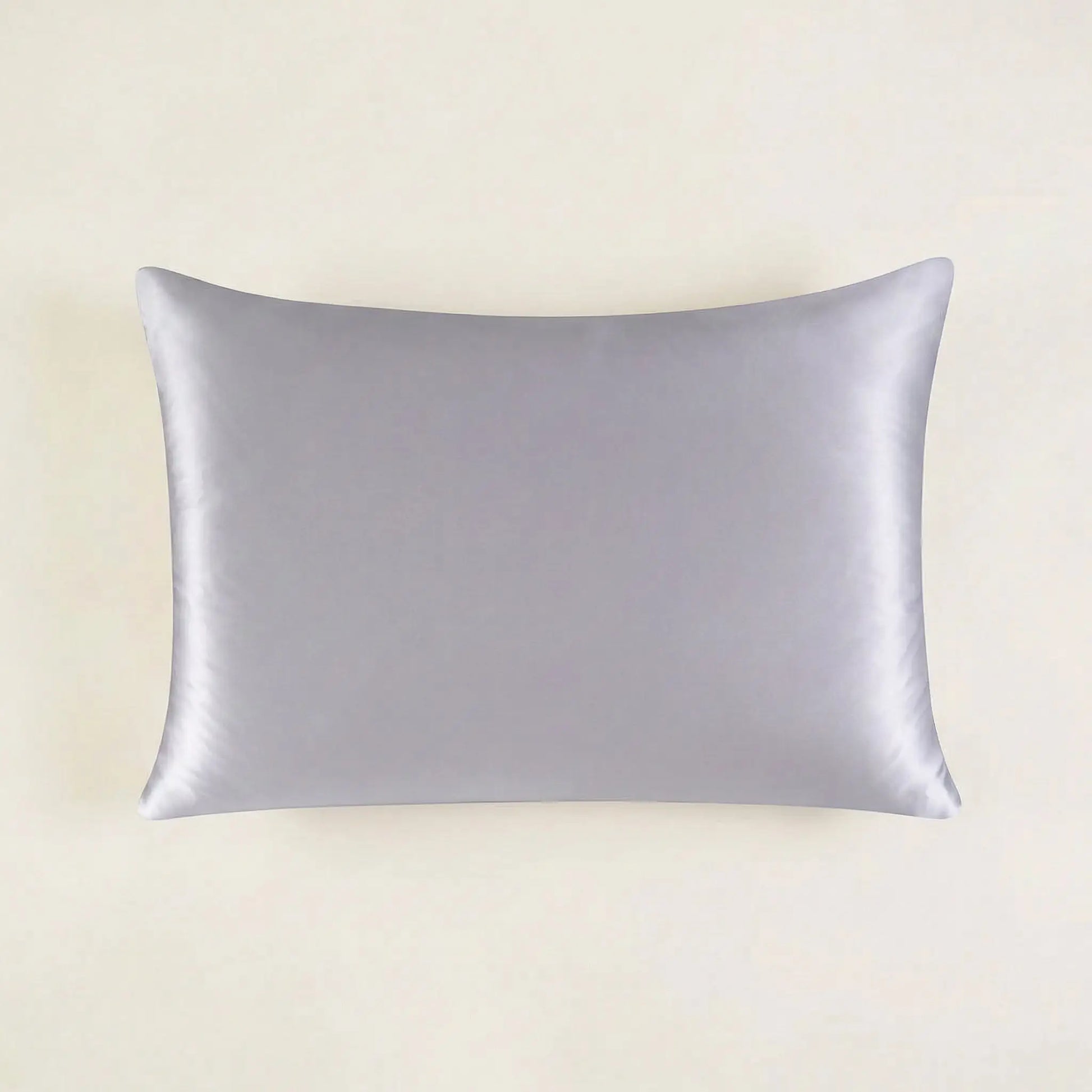 Taie d’oreiller en soie de mûrier grise présentée seule sur fond clair