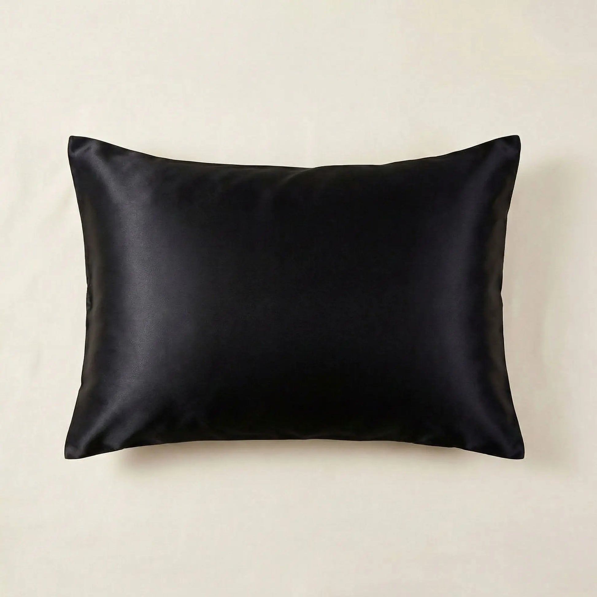 Taie d’oreiller en soie de mûrier noire présentée seule sur fond clair