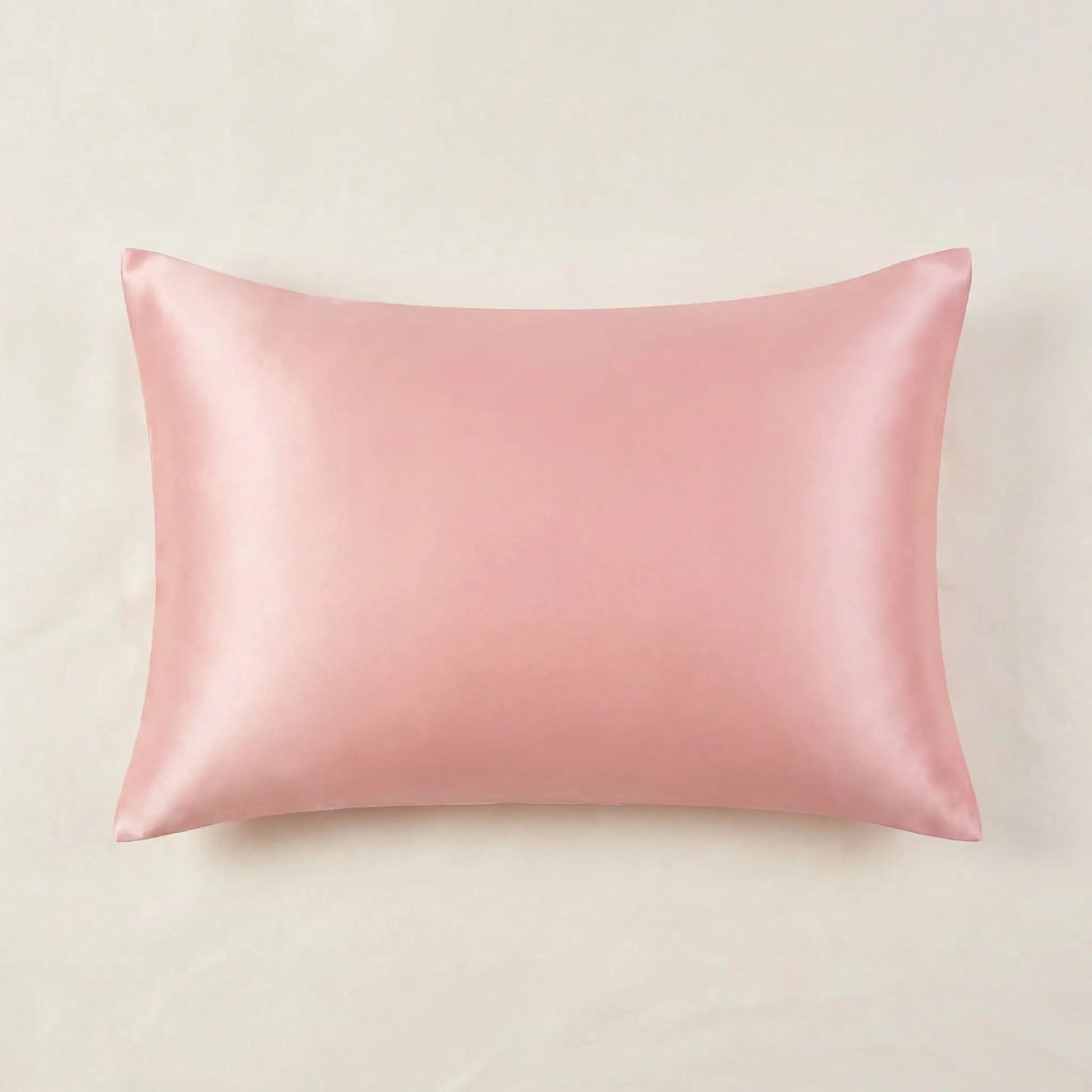 Taie d’oreiller en soie de mûrier rose présentée seule sur fond clair