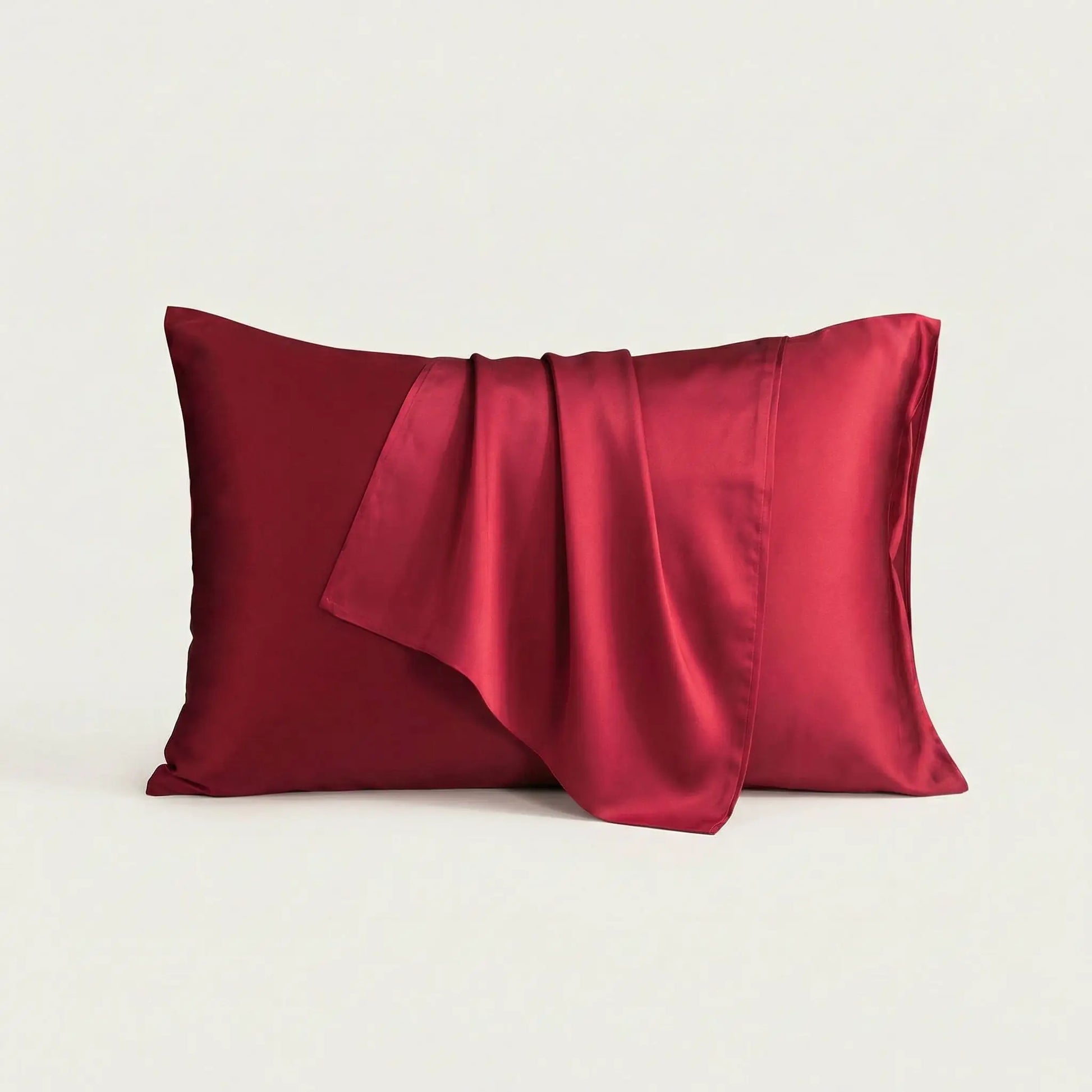 Taie d’oreiller en soie rouge présentée seule sur fond clair