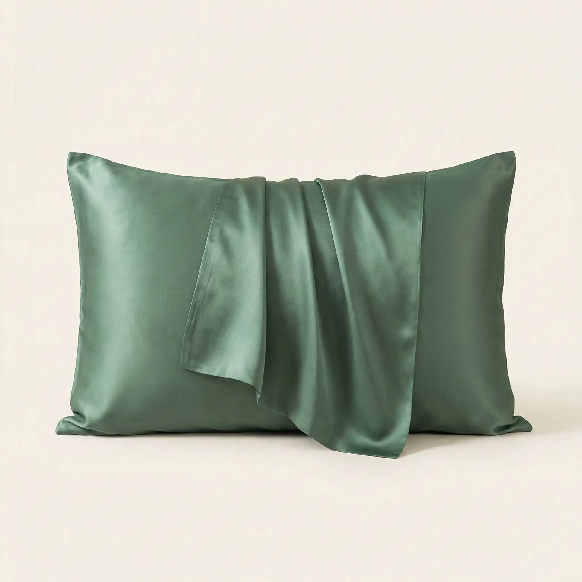 Taie d’oreiller en soie verte présentée seule sur fond clair