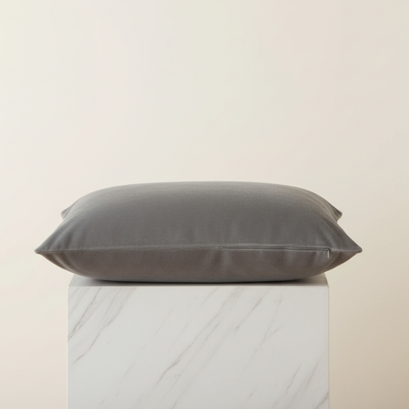 Taie d’oreiller en velours grise présentée seule sur fond clair