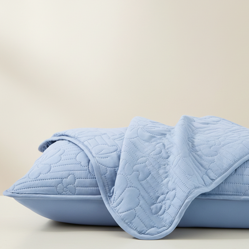 Taie d’oreiller imperméable bleue présentée seule sur fond clair