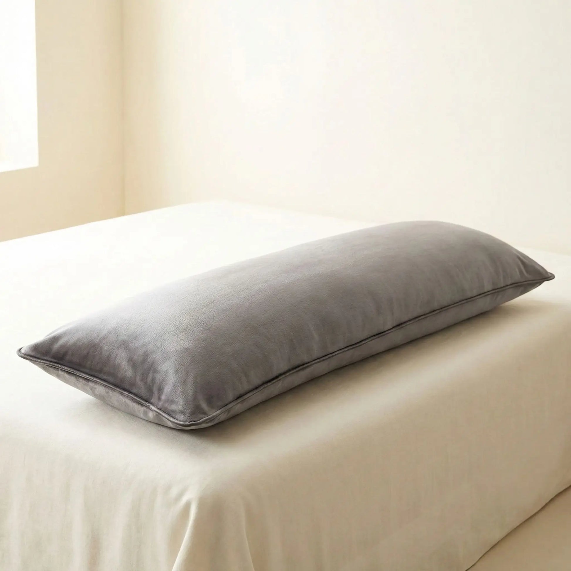 Taie de traversin en flanelle grise présentée seule sur un lit