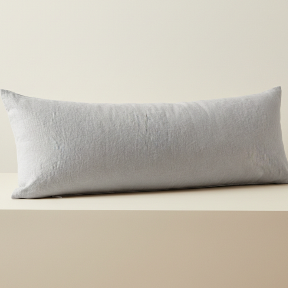 Taie de traversin en lin gris clair présentée seule sur fond clair