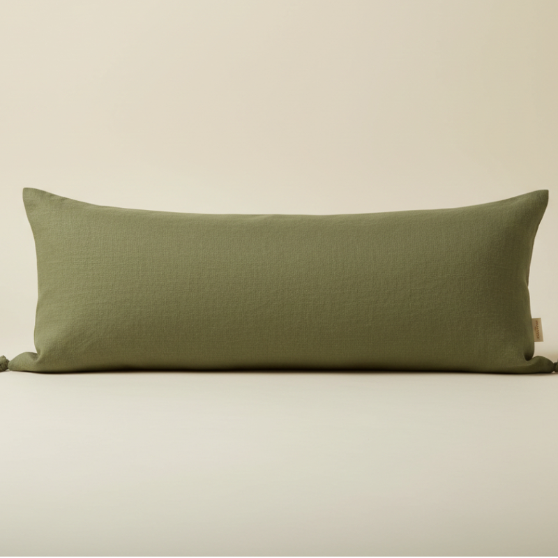 Taie de traversin en lin vert avocat présentée seule sur fond clair