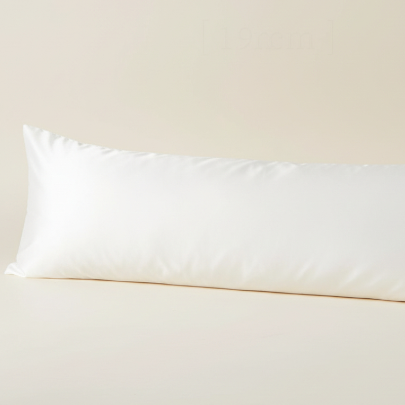 Taie de traversin en soie de mûrier blanche présentée seule sur fond clair