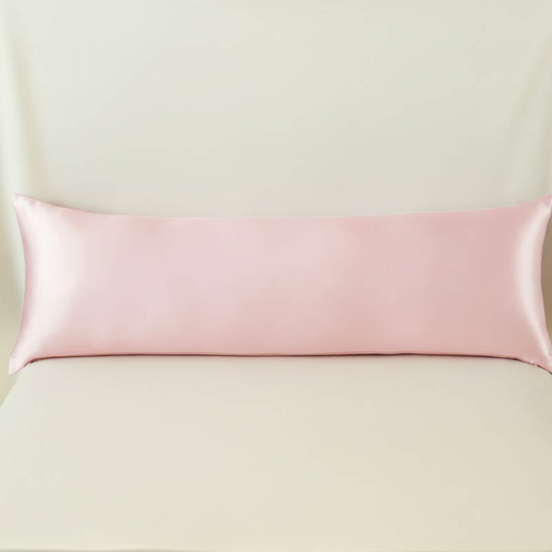 Taie de traversin en soie de mûrier rose présentée seule sur fond clair