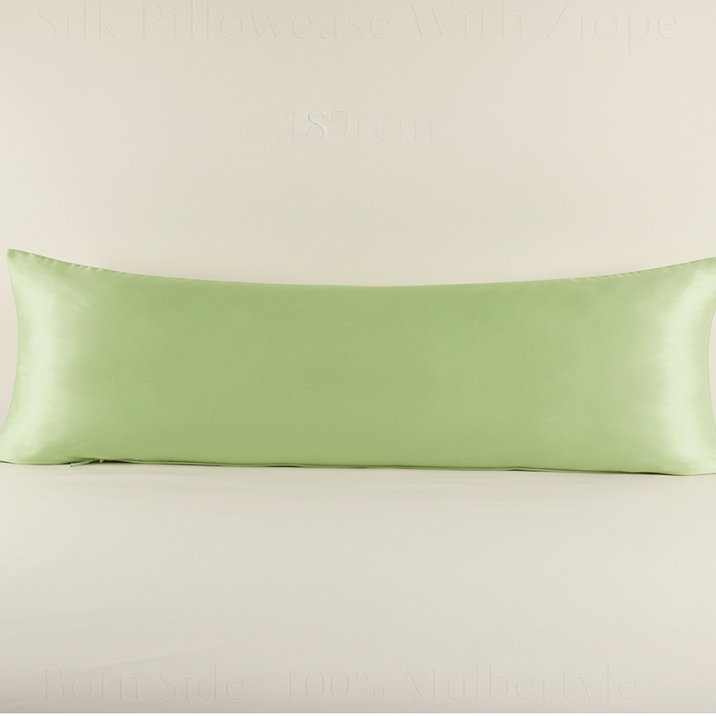 Taie de traversin en soie de mûrier vert pomme présentée seule sur fond clair