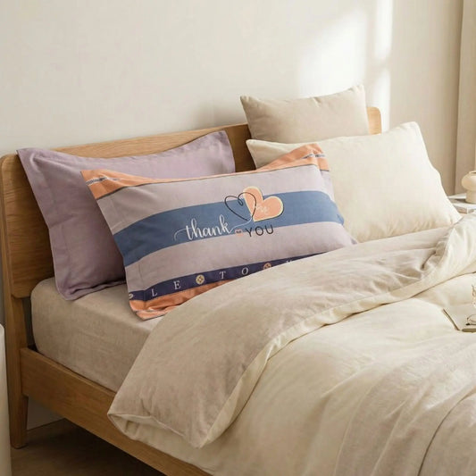 Taies d’oreiller en flanelle avec message Thank you posées sur un lit en bois clair avec linge de lit blanc cassé