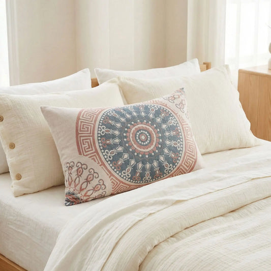 Taies d’oreiller en gaze de coton à motif rosace posées sur un lit en bois clair