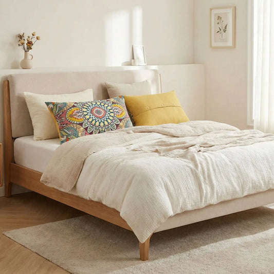 Taies d’oreiller en gaze de coton à motifs mandalas posées sur un lit en bois clair