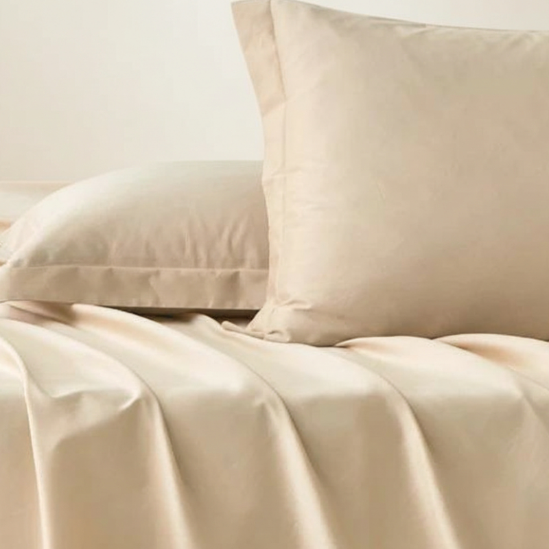 Taies d’oreiller en satin de coton beige sablé présentée seule sur fond clair