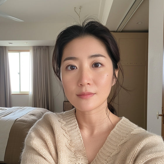 Femme dans une chambre face caméra 